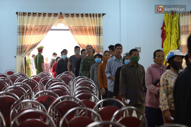 Chùm ảnh cận cảnh: Thủy Tiên quay lại Hải Lăng - Quảng Trị, người dân xếp hàng dài chờ nhận tiền cứu trợ-9