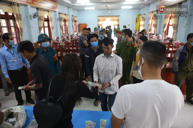 Chùm ảnh cận cảnh: Thủy Tiên quay lại Hải Lăng - Quảng Trị, người dân xếp hàng dài chờ nhận tiền cứu trợ-11