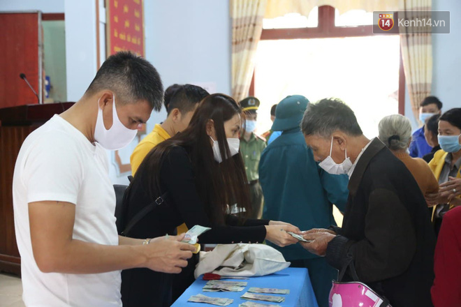 Chùm ảnh cận cảnh: Thủy Tiên quay lại Hải Lăng - Quảng Trị, người dân xếp hàng dài chờ nhận tiền cứu trợ-14