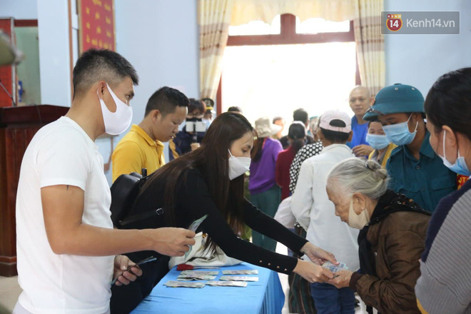 Chùm ảnh cận cảnh: Thủy Tiên quay lại Hải Lăng - Quảng Trị, người dân xếp hàng dài chờ nhận tiền cứu trợ-13