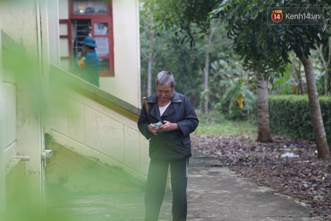 Chùm ảnh cận cảnh: Thủy Tiên quay lại Hải Lăng - Quảng Trị, người dân xếp hàng dài chờ nhận tiền cứu trợ-19