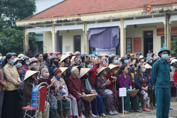 Chùm ảnh cận cảnh: Thủy Tiên quay lại Hải Lăng - Quảng Trị, người dân xếp hàng dài chờ nhận tiền cứu trợ-3