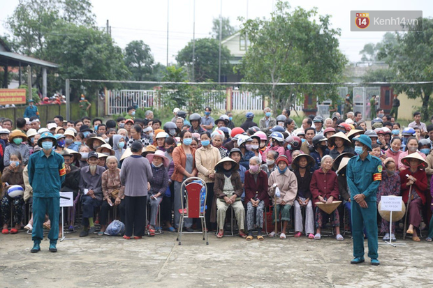 Chùm ảnh cận cảnh: Thủy Tiên quay lại Hải Lăng - Quảng Trị, người dân xếp hàng dài chờ nhận tiền cứu trợ-2