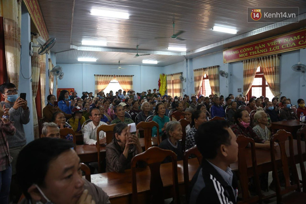Chùm ảnh cận cảnh: Thủy Tiên quay lại Hải Lăng - Quảng Trị, người dân xếp hàng dài chờ nhận tiền cứu trợ-10