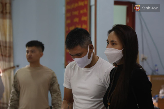 Chùm ảnh cận cảnh: Thủy Tiên quay lại Hải Lăng - Quảng Trị, người dân xếp hàng dài chờ nhận tiền cứu trợ-16
