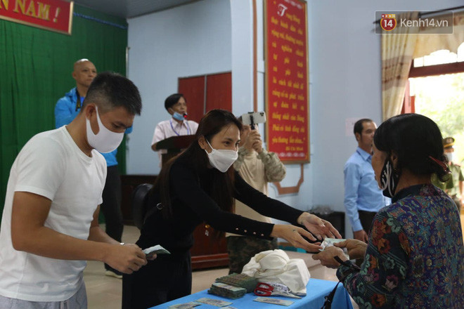 Chùm ảnh cận cảnh: Thủy Tiên quay lại Hải Lăng - Quảng Trị, người dân xếp hàng dài chờ nhận tiền cứu trợ-12