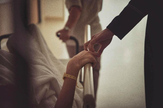 Khoảnh khắc Kim Lý nắm tay Hồ Ngọc Hà đưa tới tận cửa phòng sinh gây sốt-1