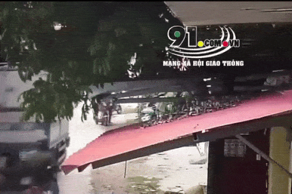 Clip: Rơi từ trên xe đạp điện, bé 1 tuổi bị ô tô tải cán tử vong - khoảnh khắc bất cẩn của người lớn