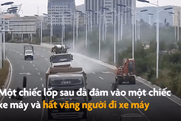Xe tải bị bung cửa thùng khi đang chạy-1
