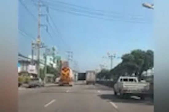 Xe tải bị bung cửa thùng khi đang chạy