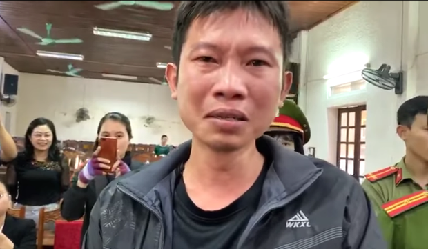 Chủ trang trại trắng tay sau lũ bật khóc nức nở khi nhận tiền hỗ trợ của ca sĩ Thủy Tiên-1