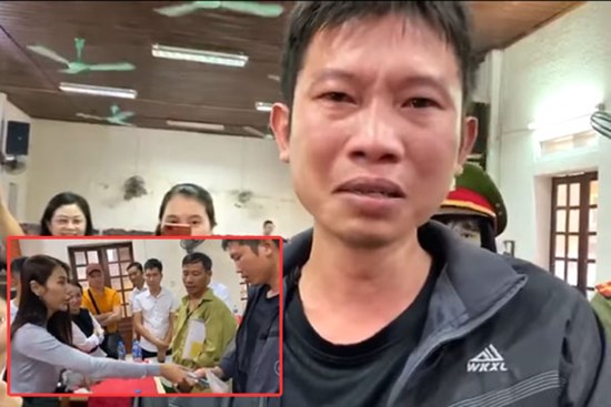 Chủ trang trại trắng tay sau lũ bật khóc nức nở khi nhận tiền hỗ trợ của ca sĩ Thủy Tiên