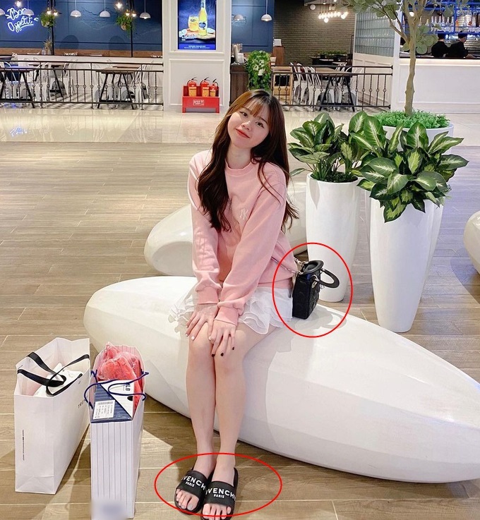 Huỳnh Anh chăm diện hàng hiệu Quang Hải tặng dù đã chia tay-6