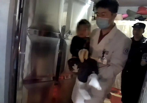 Nghe tiếng trẻ con khóc trong đêm mưa, người phụ nữ mở cửa kiểm tra liền kinh hãi phát hiện một cậu bé với chi tiết kỳ quái trên cánh tay-3