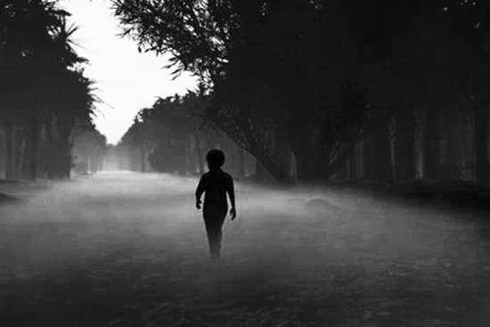 Nghe tiếng trẻ con khóc trong đêm mưa, người phụ nữ mở cửa kiểm tra liền kinh hãi phát hiện một cậu bé với chi tiết kỳ quái trên cánh tay