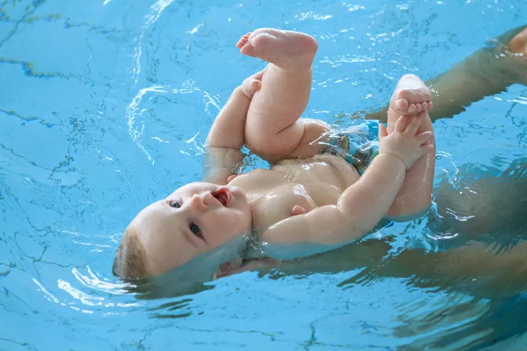 Kinh hoàng bé lộn cổ rồi chìm nghỉm dưới bồn nước dù mẹ đứng ngay bên cạnh - Cha mẹ đừng dùng loại phao này cho con kẻo hối hận-2