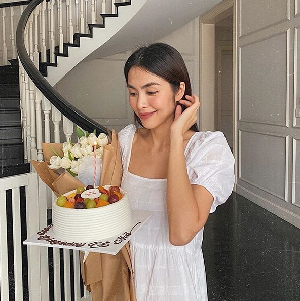 Chăm diện váy suông, Hà Tăng khiến fans nghi ngờ bầu lần 3-3