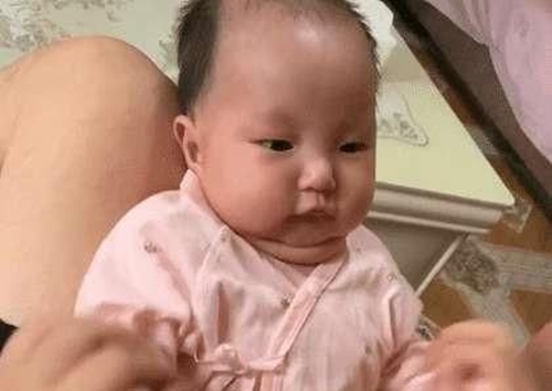 Đẻ sinh đôi nhưng bố chỉ chăm chăm bế nựng con gái, vẻ mặt ai oán của cậu con trai khiến người xem cười nghiêng ngả-1