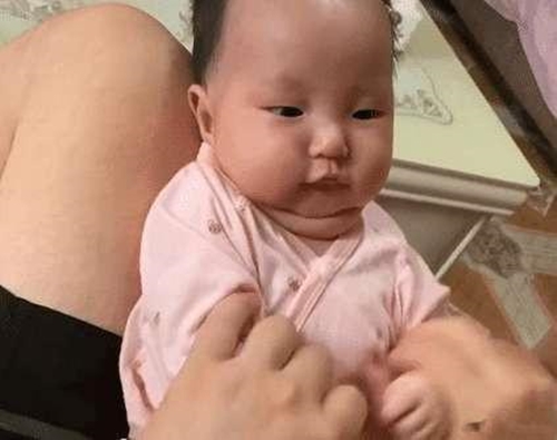 Đẻ sinh đôi nhưng bố chỉ chăm chăm bế nựng con gái, vẻ mặt ai oán của cậu con trai khiến người xem cười nghiêng ngả-2