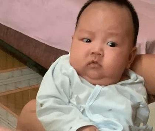 Đẻ sinh đôi nhưng bố chỉ chăm chăm bế nựng con gái, vẻ mặt ai oán của cậu con trai khiến người xem cười nghiêng ngả-3