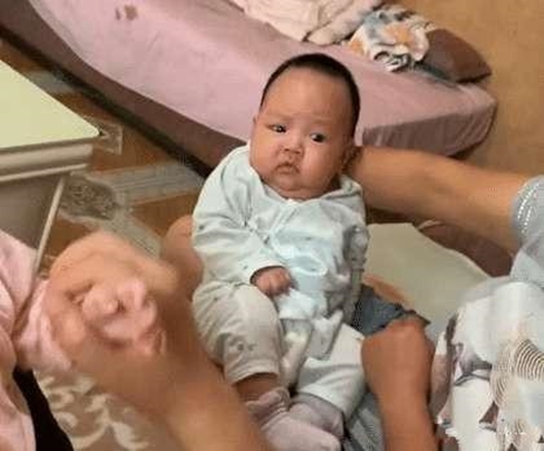 Đẻ sinh đôi nhưng bố chỉ chăm chăm bế nựng con gái, vẻ mặt ai oán của cậu con trai khiến người xem cười nghiêng ngả-4