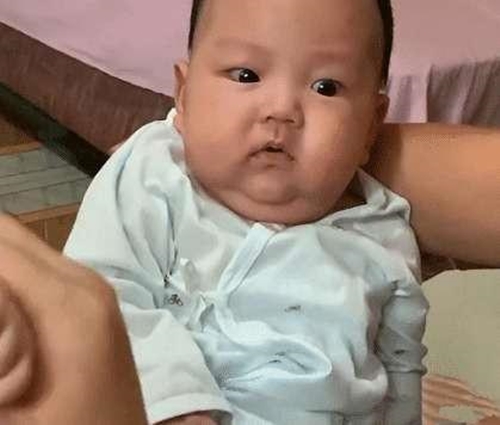 Đẻ sinh đôi nhưng bố chỉ chăm chăm bế nựng con gái, vẻ mặt ai oán của cậu con trai khiến người xem cười nghiêng ngả-5