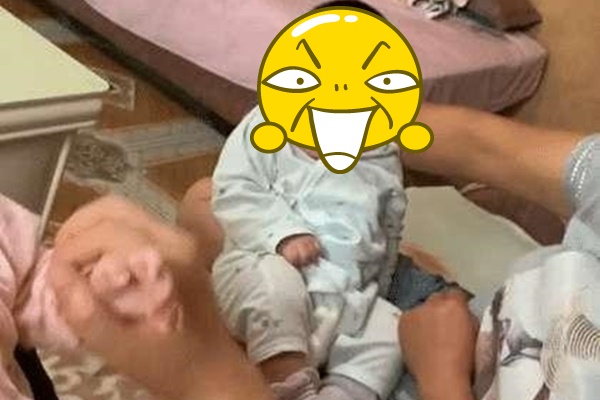 Đưa cháu đi tiêm chủng, biểu cảm đau hơn cả cháu của người bà khiến ai thấy cũng phải phì cười-7