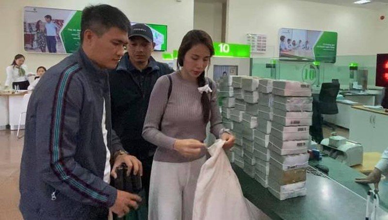 Thủy Tiên đã xin lỗi trưởng xóm ở Hải Lăng nhưng thái độ vẫn khiến dân tình tranh cãi không ngừng-4