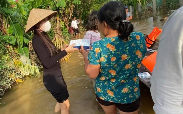 Thủy Tiên đã xin lỗi trưởng xóm ở Hải Lăng nhưng thái độ vẫn khiến dân tình tranh cãi không ngừng-5