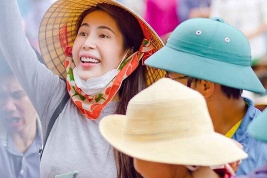 FC Thủy Tiên đòi chặn xe, không cho thần tượng đi làm từ thiện
