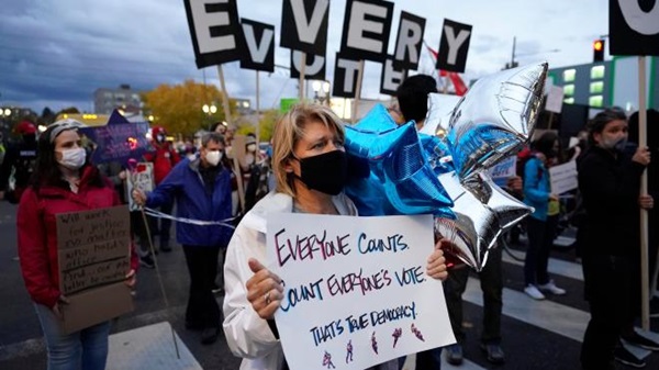 Người ủng hộ Trump – Biden biểu tình trên khắp nước Mỹ-2