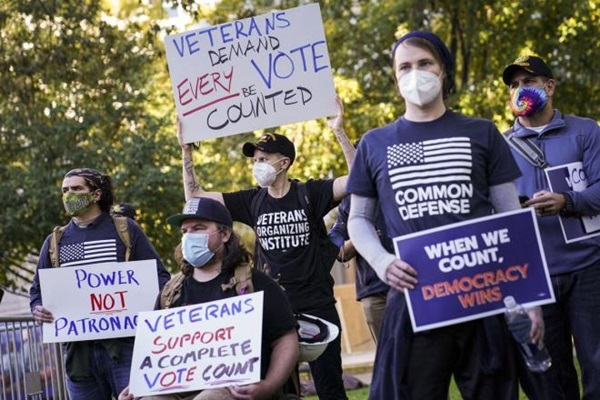 Người ủng hộ Trump – Biden biểu tình trên khắp nước Mỹ-4