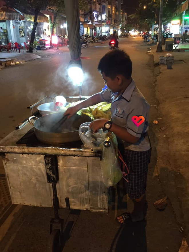 Cậu bé mặc áo đồng phục đi bán bắp luộc nuôi bà, tiết lộ của bé khiến tất cả lặng người-1
