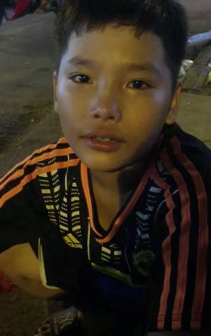 Nghe tin được nhiều người giúp đỡ đến trường, cậu bé bán bắp bật khóc: Con thích đi học lắm, con hứa sẽ cố gắng học giỏi-2