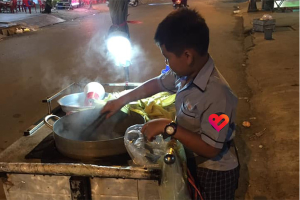 Clip: Nam thanh niên bị đánh đến mức tháo chạy sau mâu thuẫn giao thông, bạn gái ở lại bị tát và chửi bới giữa đường-4