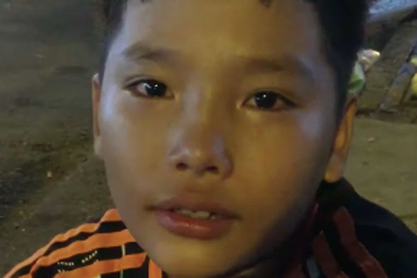 Cậu bé bán bắp nuôi ước mơ đi học: Ba mẹ bỏ con từ bé, con chưa biết hết chữ nhưng thích xem sách của em-8