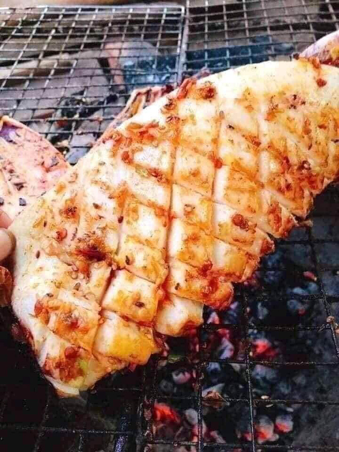 Dân buôn tiết lộ bất ngờ về loại mực khổng lồ bán rẻ 55.000 đồng/kg đang gây sốt-4