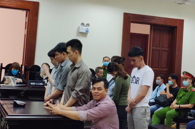 Bị teo cơ chân đi không vững, đại gia vàng giả Phúc XO được giảm 2 năm tù sau phiên tòa phúc thẩm-4