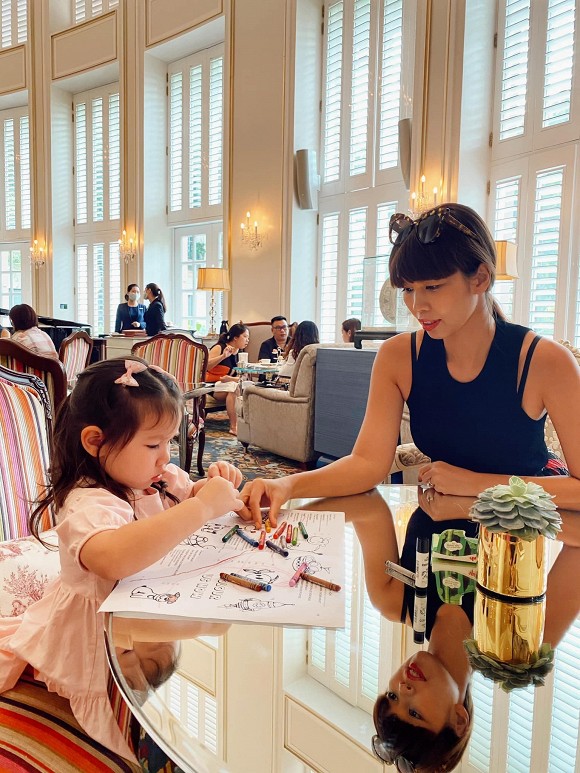 Siêu mẫu Hà Anh đau đầu khi phải đấu trí với con gái khôn hơn tuổi, biết nắn gân mẹ... nhiều người đồng cảm vì y chang con mình-1