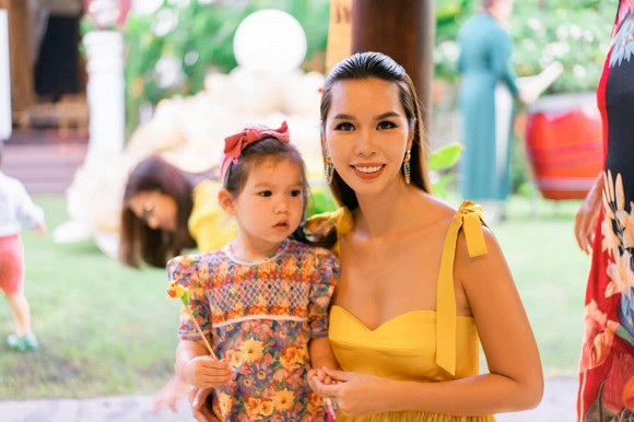 Siêu mẫu Hà Anh đau đầu khi phải đấu trí với con gái khôn hơn tuổi, biết nắn gân mẹ... nhiều người đồng cảm vì y chang con mình-2
