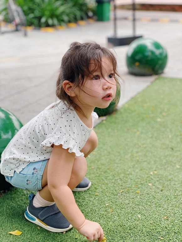 Siêu mẫu Hà Anh đau đầu khi phải đấu trí với con gái khôn hơn tuổi, biết nắn gân mẹ... nhiều người đồng cảm vì y chang con mình-3