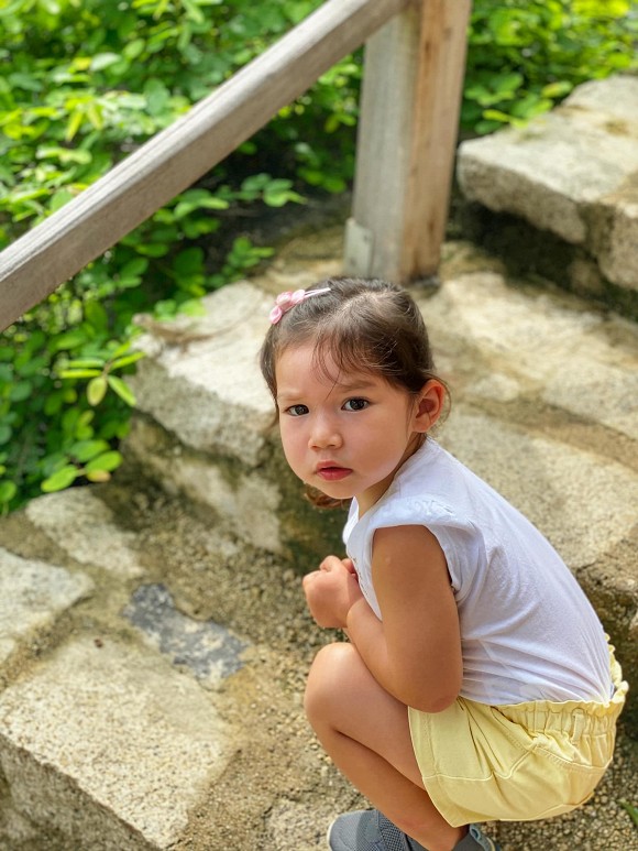 Siêu mẫu Hà Anh đau đầu khi phải đấu trí với con gái khôn hơn tuổi, biết nắn gân mẹ... nhiều người đồng cảm vì y chang con mình-4