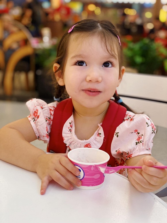 Siêu mẫu Hà Anh đau đầu khi phải đấu trí với con gái khôn hơn tuổi, biết nắn gân mẹ... nhiều người đồng cảm vì y chang con mình-5