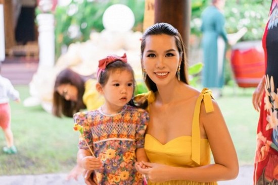 Siêu mẫu Hà Anh đau đầu khi phải 'đấu trí' với con gái khôn hơn tuổi, biết 'nắn gân' mẹ... nhiều người đồng cảm vì 'y chang con mình'