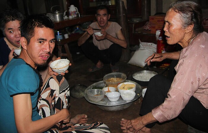 Mẹ già từng có ý định cho 6 con dại ăn một bữa thật no rồi uống thuốc độc cùng chết đã qua đời-1