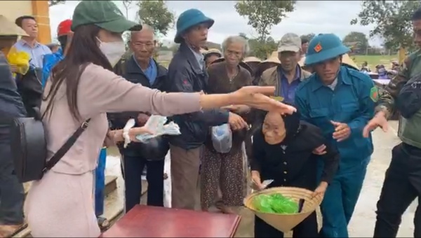 Thủy Tiên ngày thứ 10 viện trợ miền Trung - đã có người bị ngất trong thời gian xếp hàng nhận quà-3