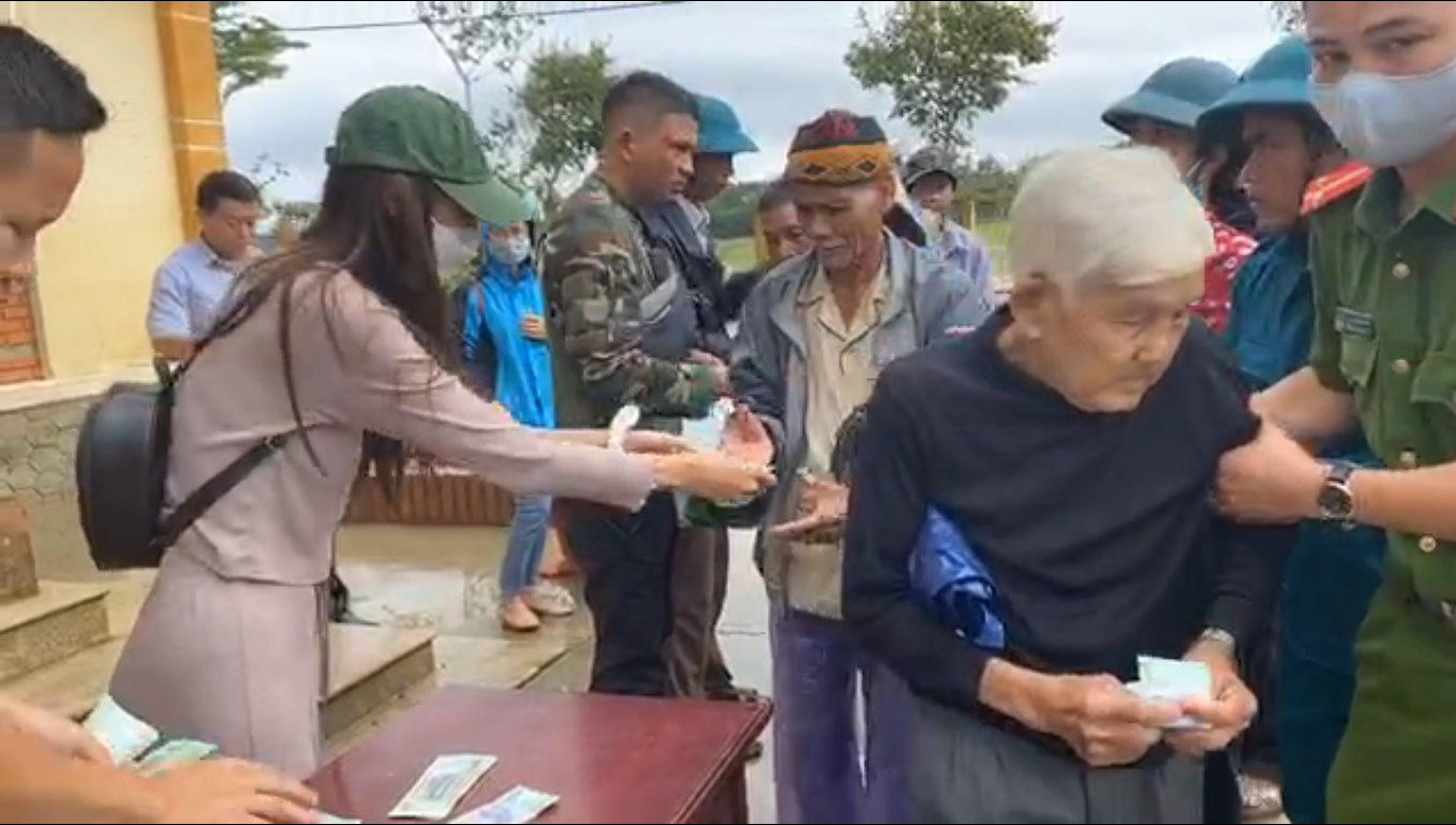 Thủy Tiên ngày thứ 10 viện trợ miền Trung - đã có người bị ngất trong thời gian xếp hàng nhận quà-5