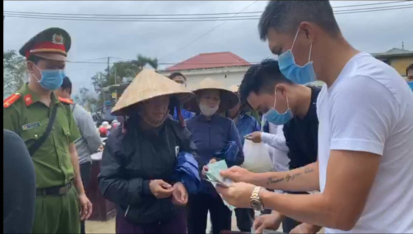 Thủy Tiên ngày thứ 10 viện trợ miền Trung - đã có người bị ngất trong thời gian xếp hàng nhận quà-7