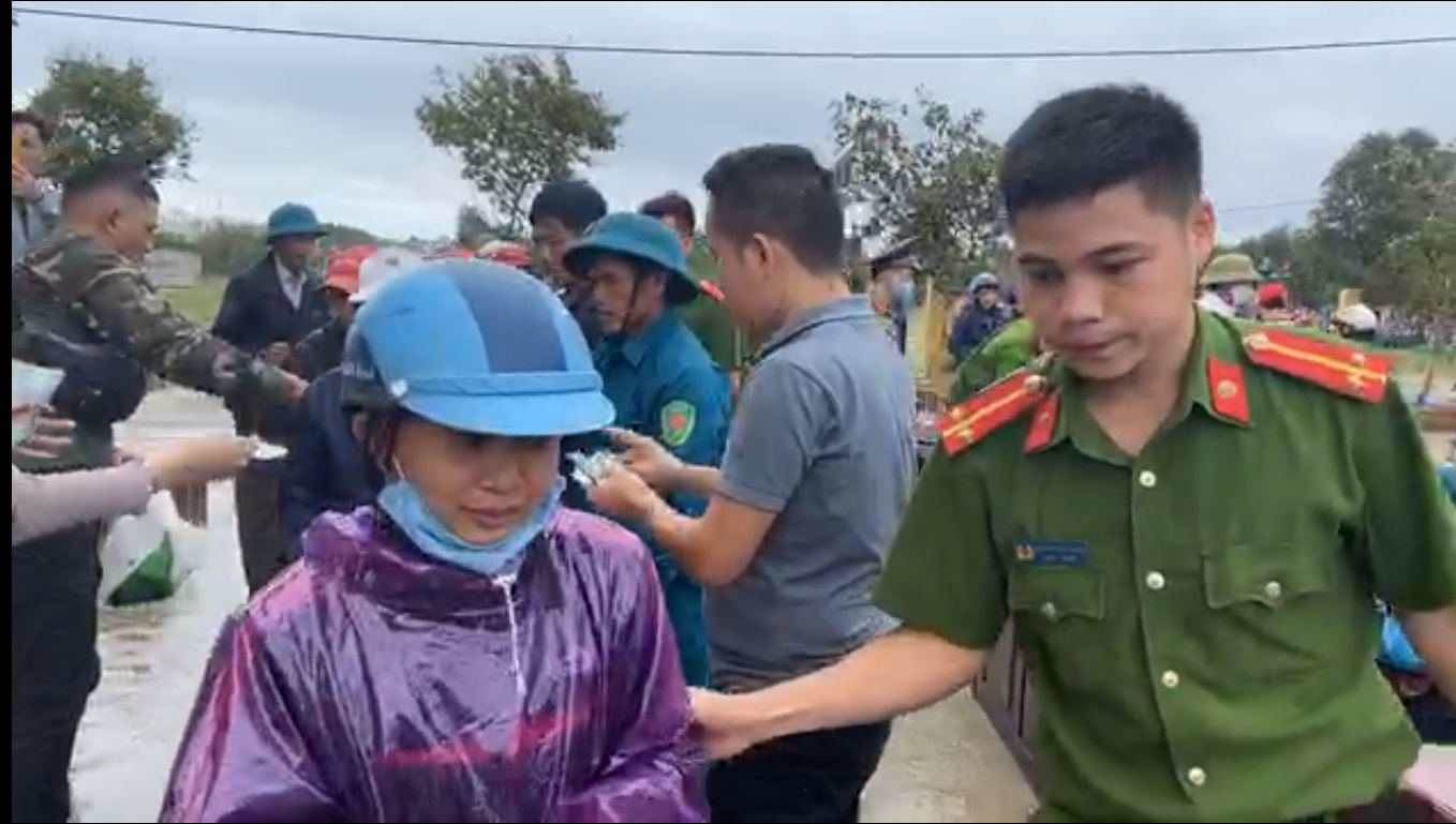 Thủy Tiên ngày thứ 10 viện trợ miền Trung - đã có người bị ngất trong thời gian xếp hàng nhận quà-8