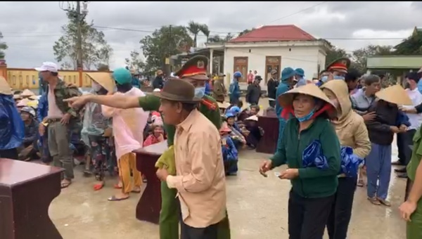 Thủy Tiên ngày thứ 10 viện trợ miền Trung - đã có người bị ngất trong thời gian xếp hàng nhận quà-10